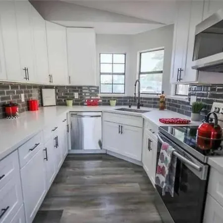 Beautiful Home W/ Red Door, Close To Strip/Stadium